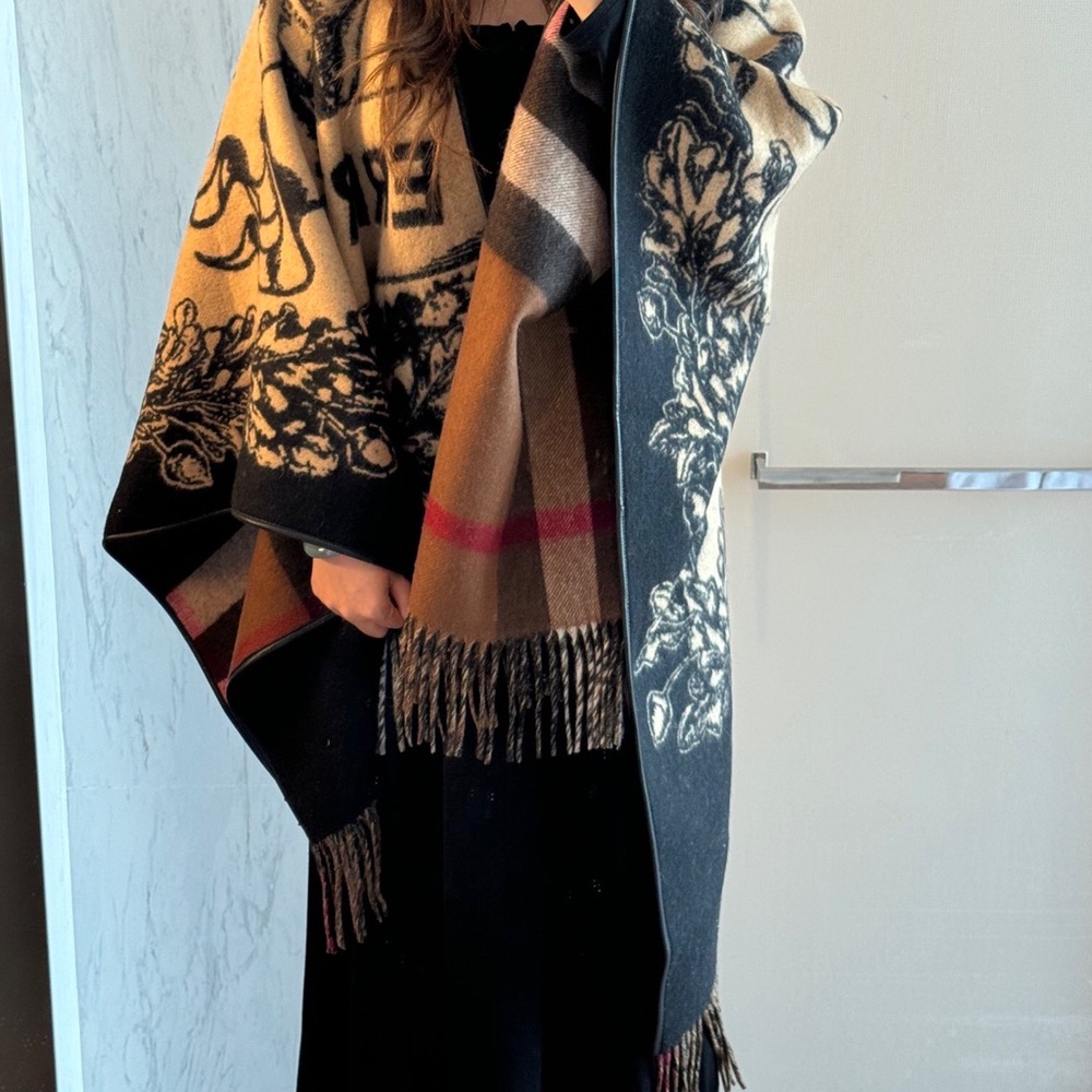Burberry's latest double-sided jacquard cape for knights and horses - Picture 8 of 8